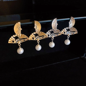 Élégantes boucles d'oreilles en éventail avec strass et perles blanches en or et argent