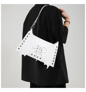 Blanc sac à bandoulière gothique chauve-souris avec chaîne, lacets corset et clous.