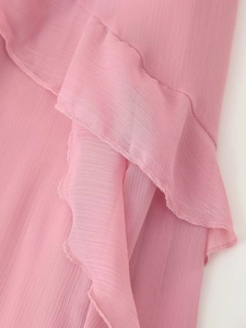 Detailaufnahme von rosa Chiffonstoff mit Rüschenkanten und vertikaler Struktur