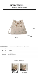 Détail du sac seau en paille dimensions 22,5x16cm avec nœud coulissant et sangle