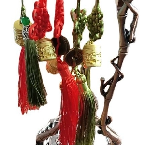 Chinese knoopkwastjes met gouden bellen en bronzen munten voor tassen of sleutelhangers