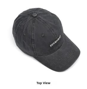 Dettaglio del cappellino vintage grigio antracite con ricamo COYENRAT bianco e cuciture
