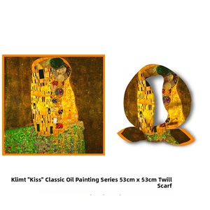 Détail du foulard en soie imprimé Le Baiser de Klimt, format 53x53cm en sergé fin