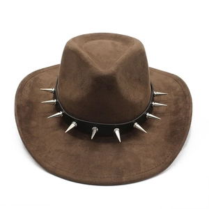 Chapeau de cowboy marron en daim avec bandeau en cuir noir et rivets punk argentés