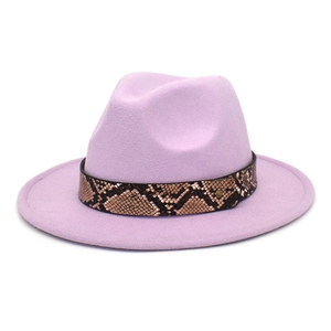 Détail d'un chapeau en laine lilas clair avec une ceinture décorative à motif serpent