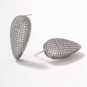 Élégantes boucles d'oreilles gouttes argentées serties de zircons cubiques brillants