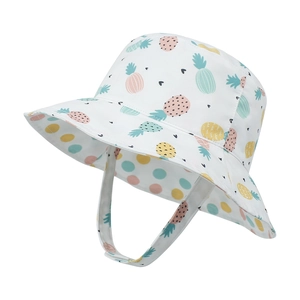 Détail du chapeau de soleil enfant avec motif ananas et mentonnière réglable