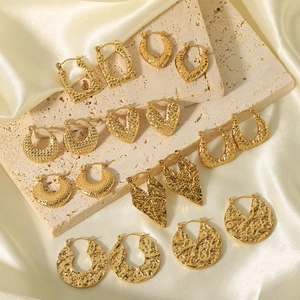 Boucles d'oreilles créoles martelées plaquées or 18K en diverses formes géométriques
