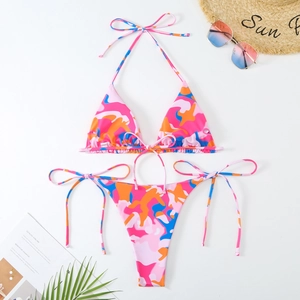 Bikini camouflage coloré à plat avec chapeau de paille et lunettes pour les vacances