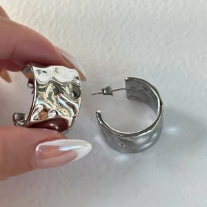 Silver liquid metal texture C-shape chunky earrings with hammer effect finish