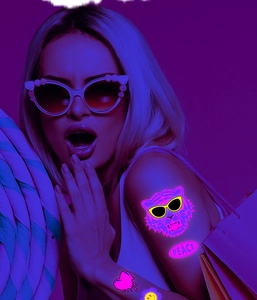 Tatouages fluorescents tête de tigre et logo peace sous lumières néon rose