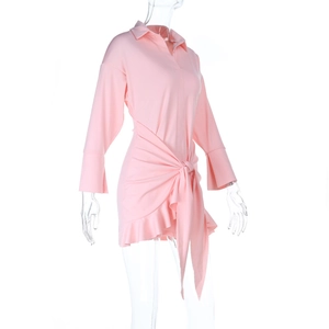 Detail eines eleganten rosa Langarm-Hemdkleides mit Taillenbindung und Faltenbesatz