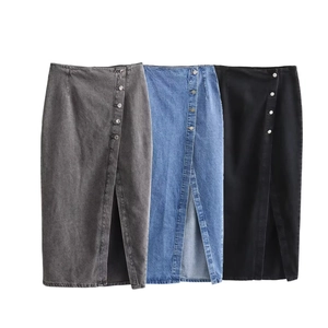 Dettagli di gonne midi in denim a vita alta con bottoni frontali e spacco in tre colori