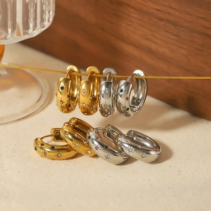 Luxuriöse Ohrringe aus 18K vergoldetem Edelstahl mit Zirkonia-Stern-Gravur