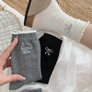 Süße Crew-Socken im Ballett-Stil mit Rüschenrand und feiner Schleifenstickerei Details