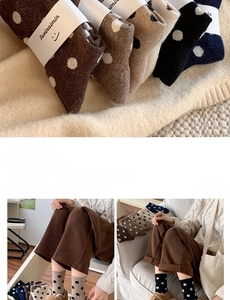 Gros plan de chaussettes en laine à pois épaisses aux couleurs d'automne et tricot