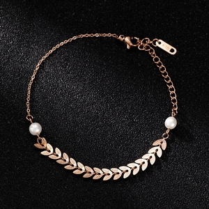 Détail du bracelet en or rose avec perles, breloques feuilles et gravure K18