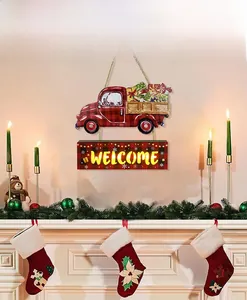 Details des roten LKW-Weihnachtsschilds über einem gemütlichen Kamin aufgehängt