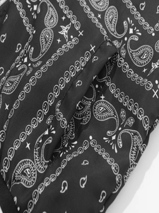 Détail de l'imprimé cachemire et smiley sur tissu noir avec couture de poche renforcée