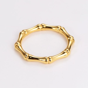 Nahaufnahme des goldenen Bambus-Rings aus Edelstahl mit minimalistischer Gliederstruktur
