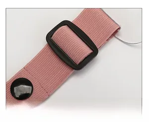 Details des verstellbaren rosa Elastikbands mit schwarzer Schnalle für Damen Wintermütze