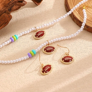 Détail du collier pendentif football émaillé avec perles et boucles d'oreilles