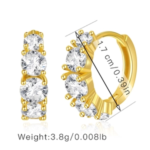 Detail von 18 Karat vergoldeten Huggie-Ohrringen mit weißen Zirkonia und 1,7 cm Durchmesser
