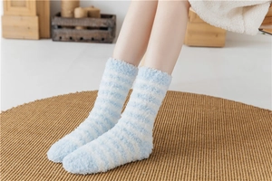 Nahaufnahme weicher, blau-weiß gestreifter Thermo-Wintersocken aus Korallenvlies