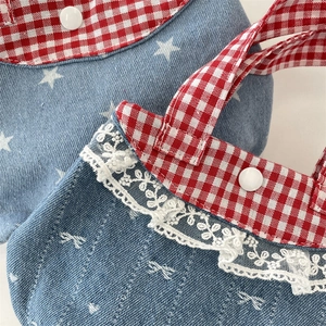 Dettaglio in denim con stelle, bordo a quadretti rossi e finiture in pizzo bianco sottile