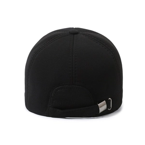 Vista posteriore del cappello da baseball invernale nero da uomo con fibbia regolabile