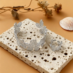 Dettaglio macro del set bracciale e anello traforati in argento su pietra decorativa