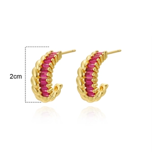 Dettaglio orecchini a C placcati oro 18K con pietre rosse rettangolari e misura di 2 cm