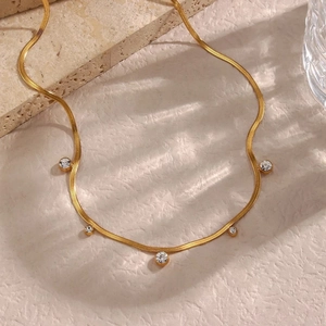 Collana a spina di pesce in acciaio placcato oro 18k con cinque zirconi tondi trasparenti