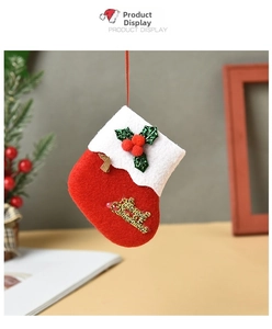 Détail de chaussette de Noël en feutre rouge et blanc avec texte Merry Christmas doré