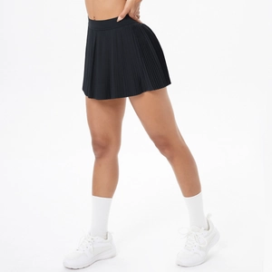 Détail de la jupe de tennis plissée noire à taille haute avec poches et coupe athlétique