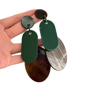 Orecchini geometrici pendenti in acrilico verde e tartarugato su sfondo bianco