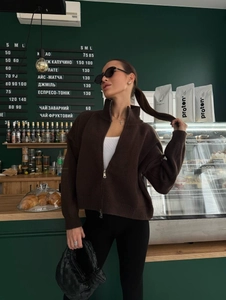 Damen-Strickjacke in Braun mit Reißverschluss, Stehkragen und lässiger Passform