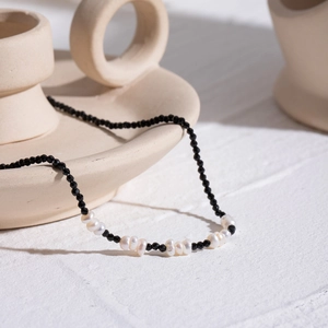 Collier en acier inoxydable doré 18 carats avec perles noires et perles baroques blanches