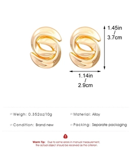 Detailed size chart for gold C-shaped spiral alloy hoop earrings with measurements
