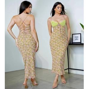 Robe longue fleurie à dentelle avec laçage au dos et imprimé floral jaune et rose
