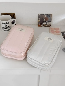 Pochette trapuntate lucide in rosa e bianco per trucchi e articoli di cancelleria