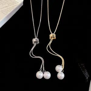 Collier minimaliste à pompon de perles avec zircones et détails de chaîne serpent