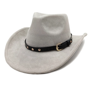 Détail d'un chapeau de cowboy en daim gris avec ruban en cuir clouté et boucle dorée