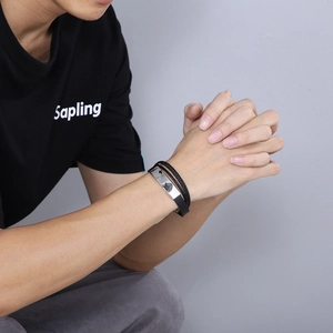 Bracciale multistrato in pelle nera da uomo con placca in acciaio e stella incisa