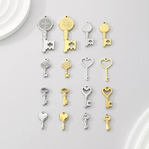 Detaillierte Sammlung von 16 Vintage-Schlüsselanhängern aus Edelstahl in Gold und Silber