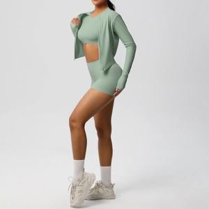 Set yoga tre pezzi verde salvia con giacca sportiva e pantaloncini a vita alta