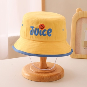 Detail eines gelben Kinder-Anglerhutes mit Juice-Stickerei und blauem Randbesatz
