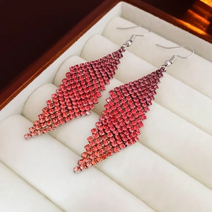 Boucles d'oreilles losanges à strass dégradés rouges dans un écrin en velours beige
