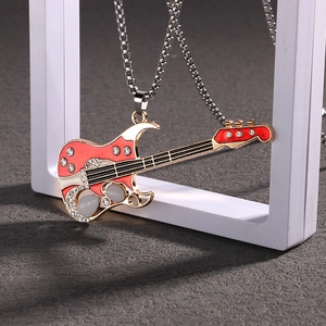 Vue détaillée d'un collier pendentif guitare rouge étincelant avec strass et chaîne argentée