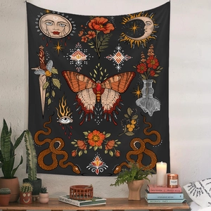 Detail eines böhmischen schwarzen Wandteppichs mit mystischem Schmetterling und Schlange